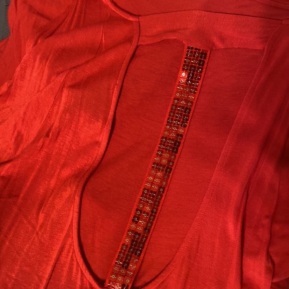Daytrip red tshirt with open back and sequence middle - Picture 4 of 4